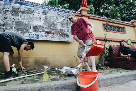 Cựu binh Mỹ làm đẹp ngõ phố Hà Nội (11/8/2017)